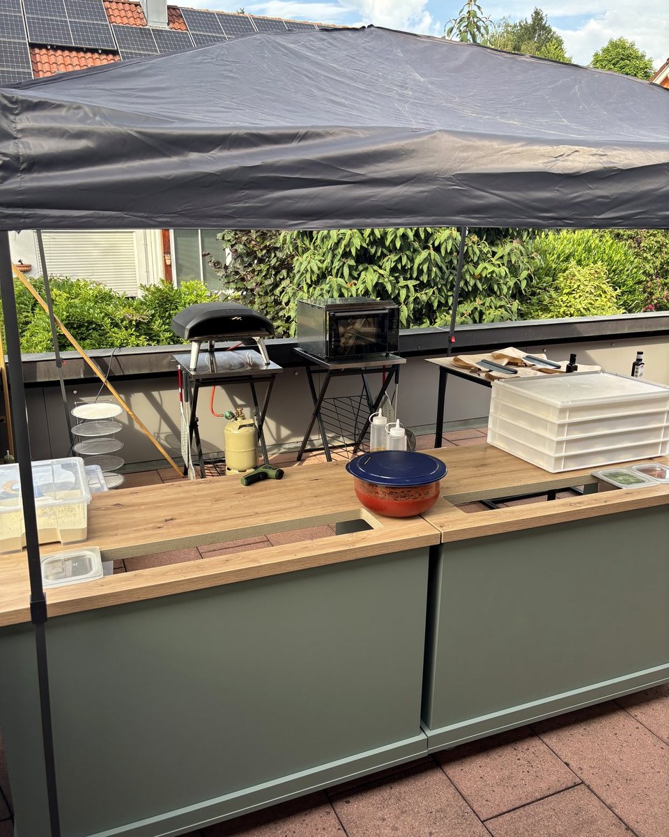 Mobiles Pizza-Catering: Aufbau mit Pavillon und Pizzaofen bei einem Event