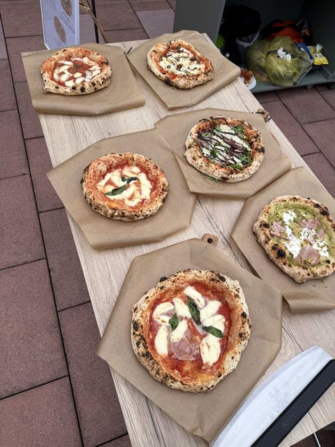 Eine Auswahl frisch gebackener Pizzen