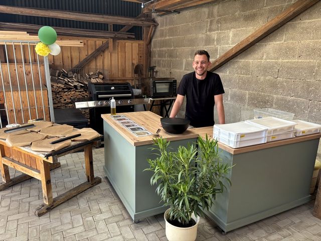 Michael am Stand, mitten im Service