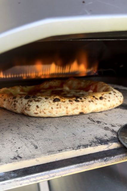 Im Pizzaofen bei voller Hitze, Cornicione mit Leopardenmuster