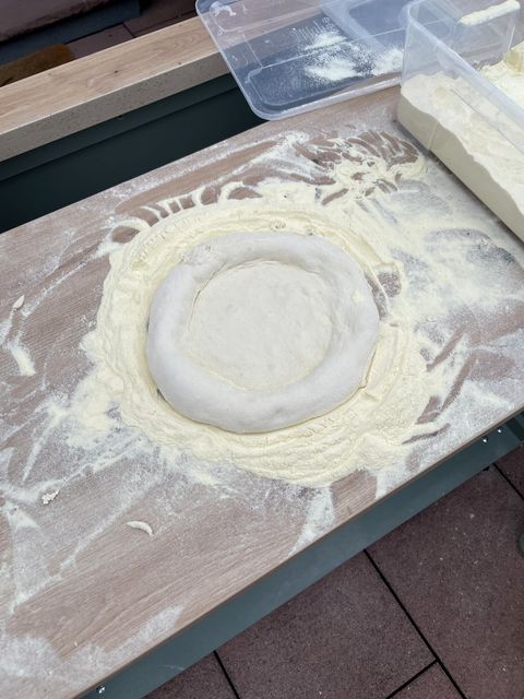 Der Teig wird von Hand ausgezogen