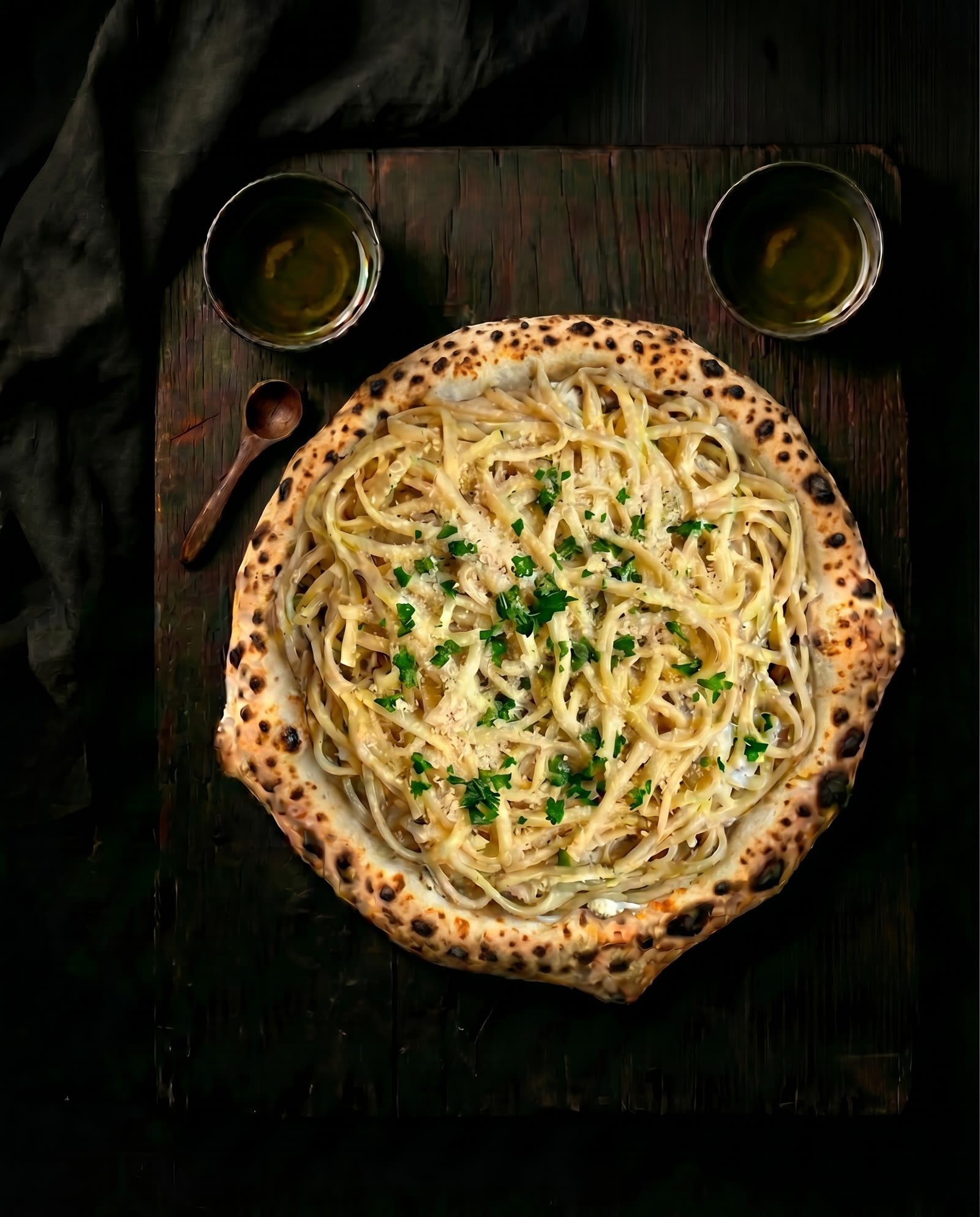 Neapolitanische Pizza Linguine al Tartufo mit Ricotta-Basis, Fior di Latte, Linguine in Trüffel-Sahne-Sauce, Petersilie, Parmesan