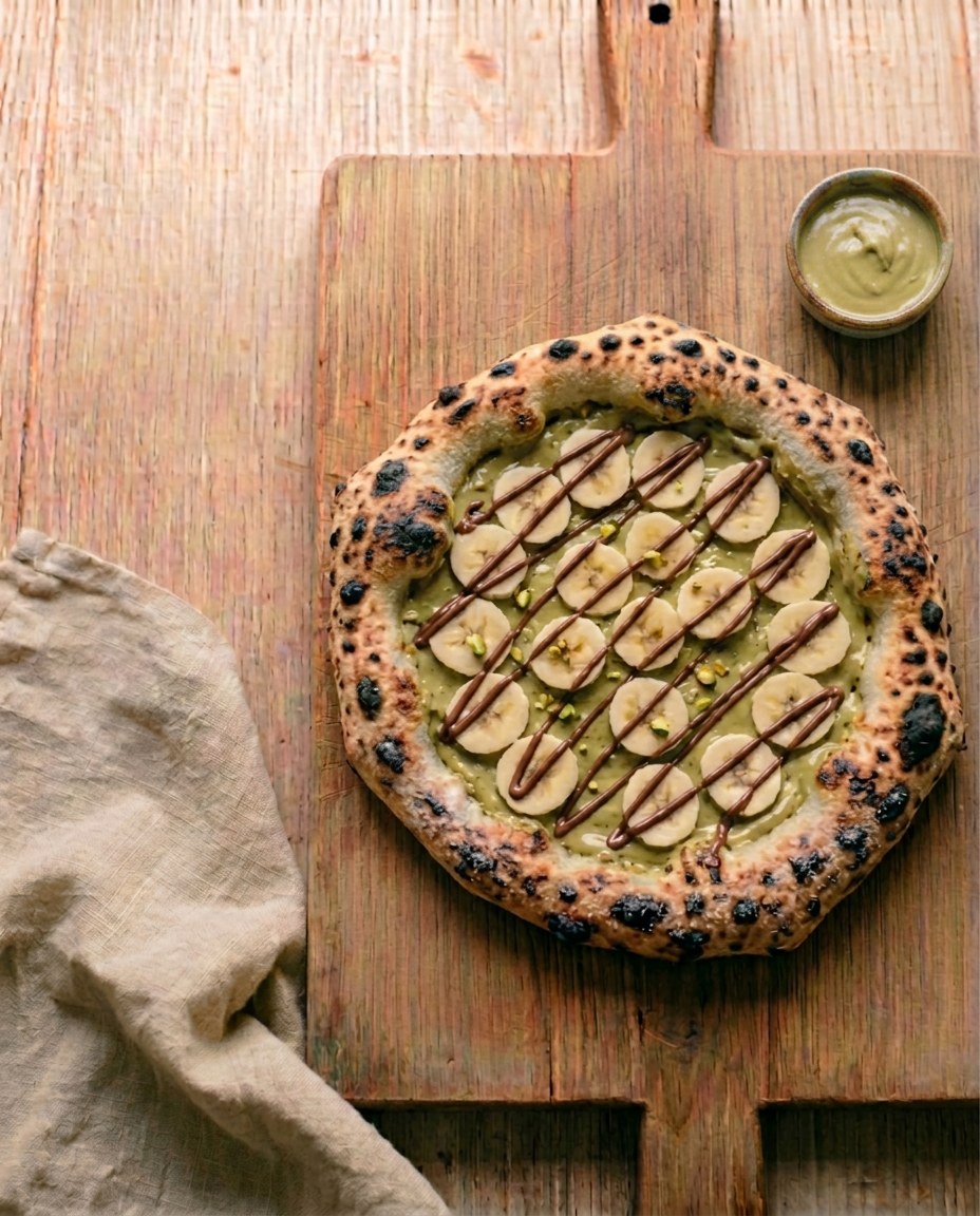 Neapolitanische Pizza Pistachio mit Süße Pistaziencreme, Banane, Schokosauce