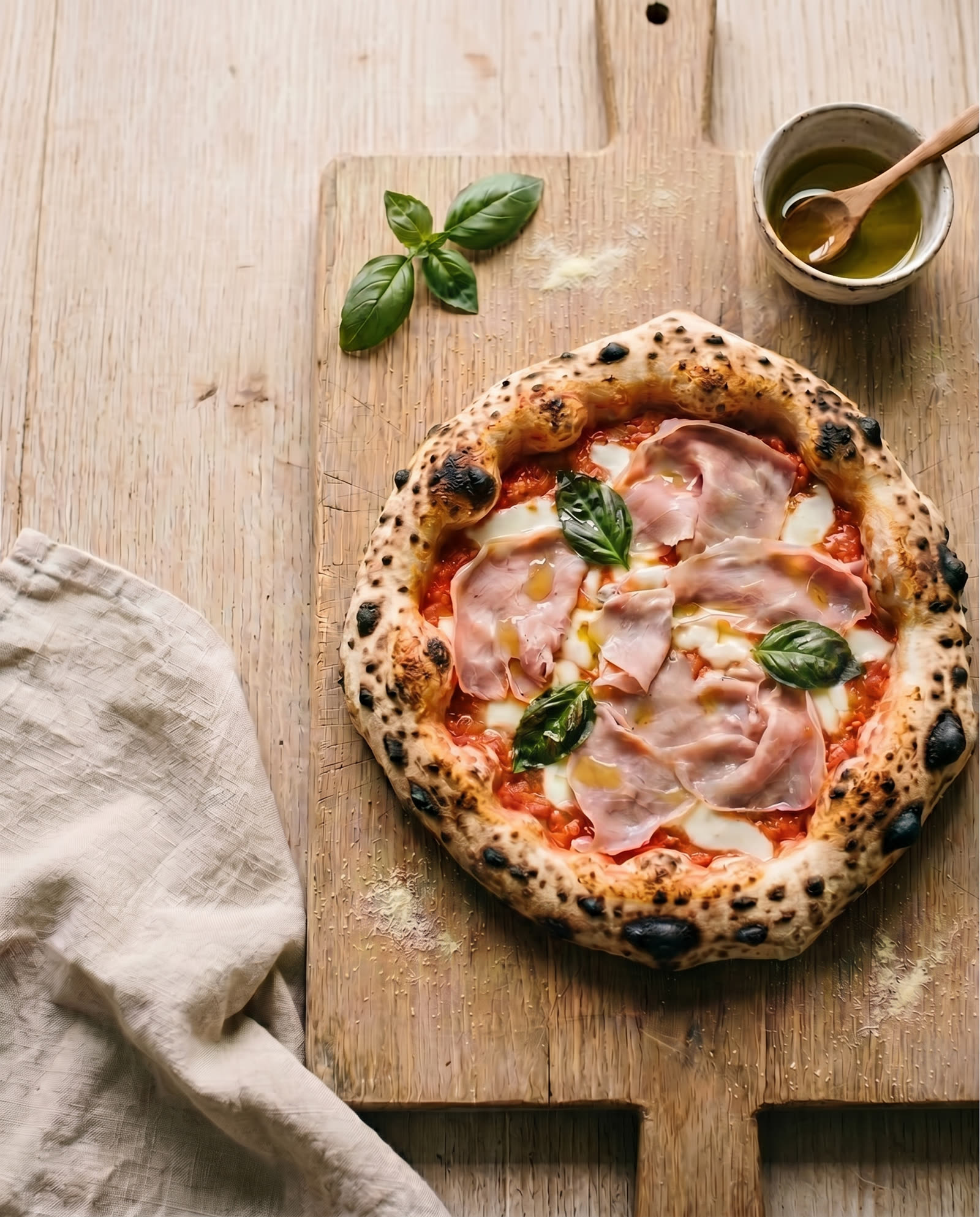Neapolitanische Pizza Prosciutto mit San Marzano Tomaten, Fior di Latte, Prosciutto Cotto, Basilikum, Olivenöl