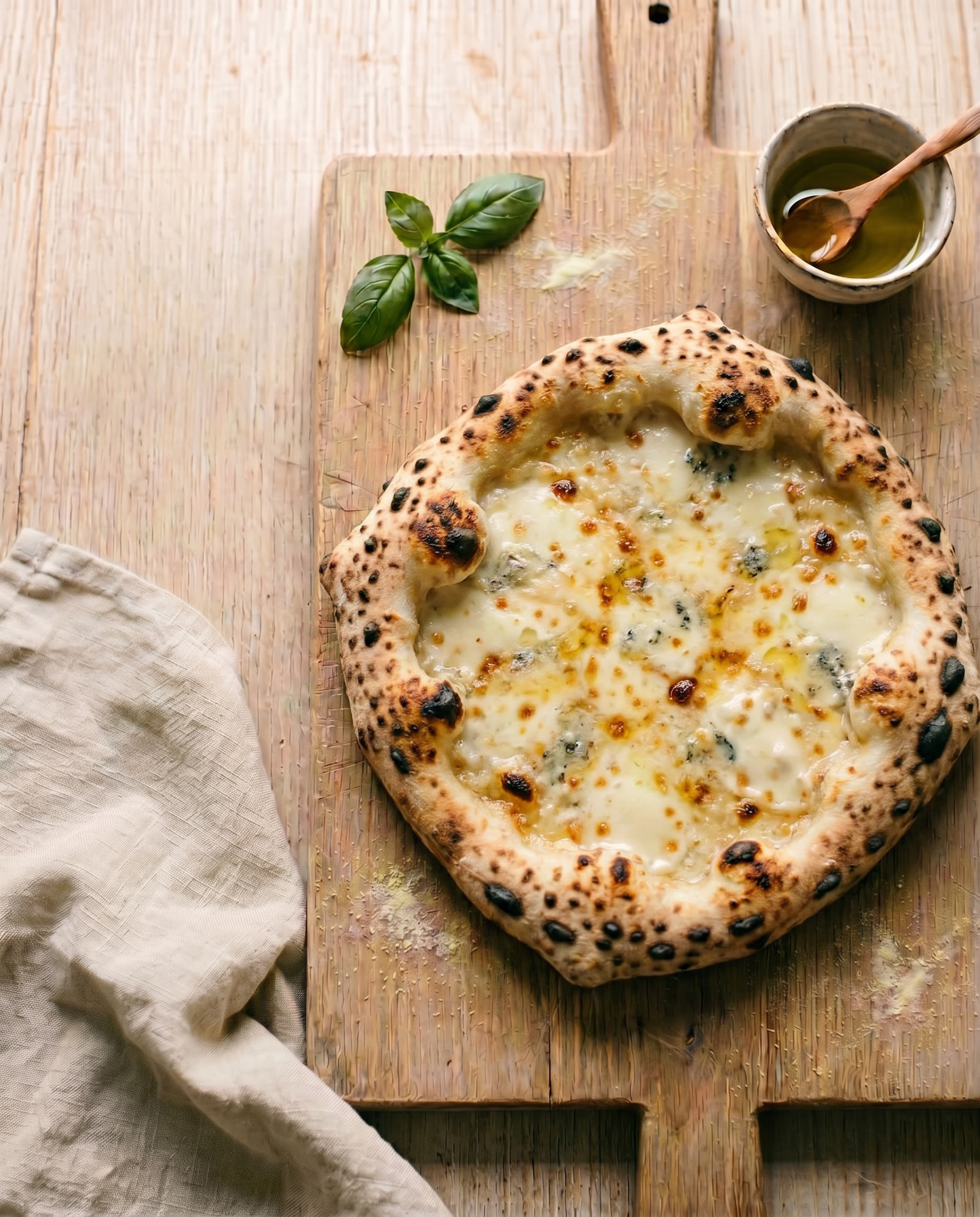 Neapolitanische Pizza Quattro Formaggi mit Fior di Latte, Parmesan, Gorgonzola, Provolone