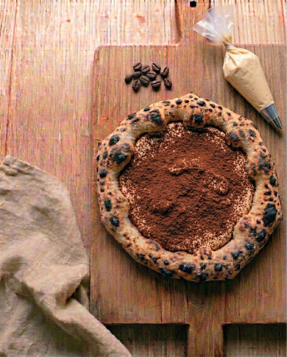 Neapolitanische Pizza Tiramisu mit Espresso, Tiramisu-Creme, Kakao-Pulver